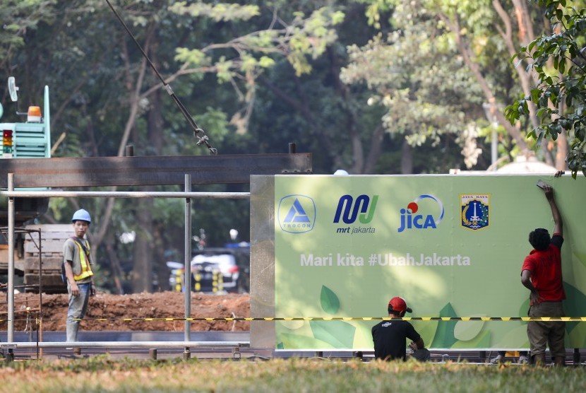 Pekerja memasang dinding pembatas pembangunan proyek Moda Raya Terpadu (MRT) Fase II di kawasan Monumen Nasional (Monas), Jakarta, Kamis (27/6/2019). 