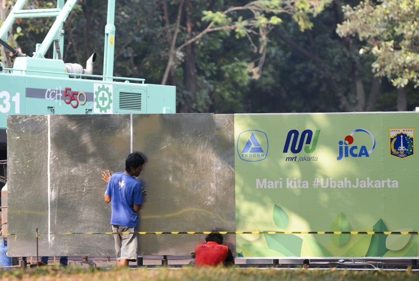 Pekerja memasang dinding pembatas pembangunan proyek Moda Raya Terpadu (MRT) Fase II di kawasan Monumen Nasional (Monas), Jakarta, Kamis (27/6/2019).