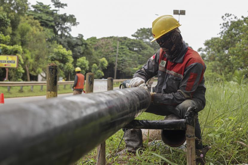 Pekerja memasang instalasi pipa gas bumi di Batam, Kepulauan Riau, Sabtu (25/6/2022). PT PGN Subholding Gas Pertamina menfokuskan utilisasi gas bumi untuk pasar domestik dengan memperluas dan mengombinasikan infrastruktur pipa dan beyond pipeline.