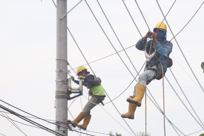 Pekerja memasang kabel pada jaringan listrik (ilustrasi). PT PLN (Persero) Unit Induk Wilayah Nusa Tenggara Timur menginvestasikan dana senilai Rp 9 miliar untuk mengalirkan listrik ke empat desa di Kabupaten Manggarai Barat dan Manggarai Timur, Pulau Flores.