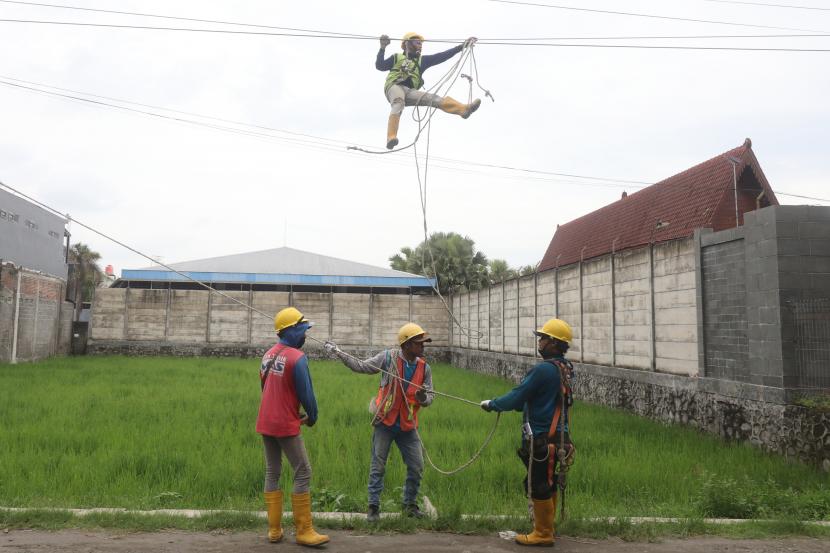 Ilustrasi pekerja memasang kabel pada jaringan listrik baru. PLN menyosialisasikan soal listrik kepada masyarakat di daerah perkotaan hingga kawasan terpencil di Kabupaten Jayawijaya, Papua.