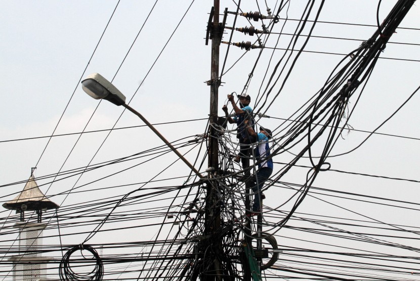 Pekerja memasang kabel telekomunikasi di kawasan Cikeas, Bogor, Jawa Barat, Selasa (16/10/2018). 