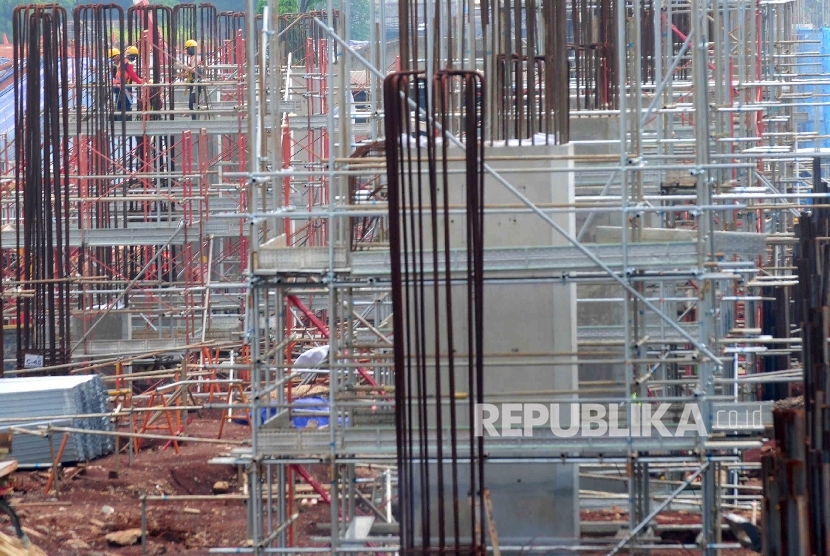 Pekerja memasang kerangka fondasi di kompleks depo angkutan massal cepat (ilustrasi). (Republika/ Agung Supriyanto)