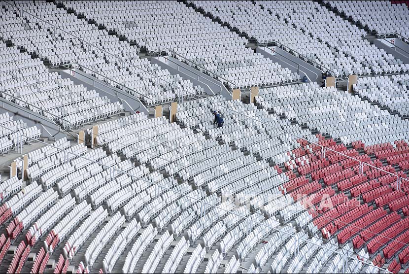 Pekerja memasang kursi penonton saat renovasi Stadion Utama Gelora Bung Karno, Jakarta, Rabu (25/10). Renovasi stadion yang akan di gunakan pada ajang Asian Games 2018 itu telah mencapai 90 persen dan diperkirakan pada Februari 2018 sudah dapat digunakan untuk 