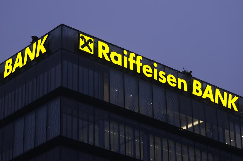 Pekerja memasang lampu di kantor pusat Raiffeisen Bank. 