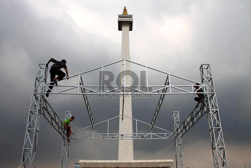  Pekerja memasang panggung dalam rangka persiapan perayaan HUT ke-486 Jakarta di Monumen Nasional, Jakarta, Kamis (20/6).    (Republika/ Yasin Habibi)