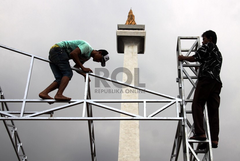  Pekerja memasang panggung dalam rangka persiapan perayaan HUT ke-486 Jakarta di Monumen Nasional, Jakarta, Kamis (20/6).    (Republika/ Yasin Habibi)
