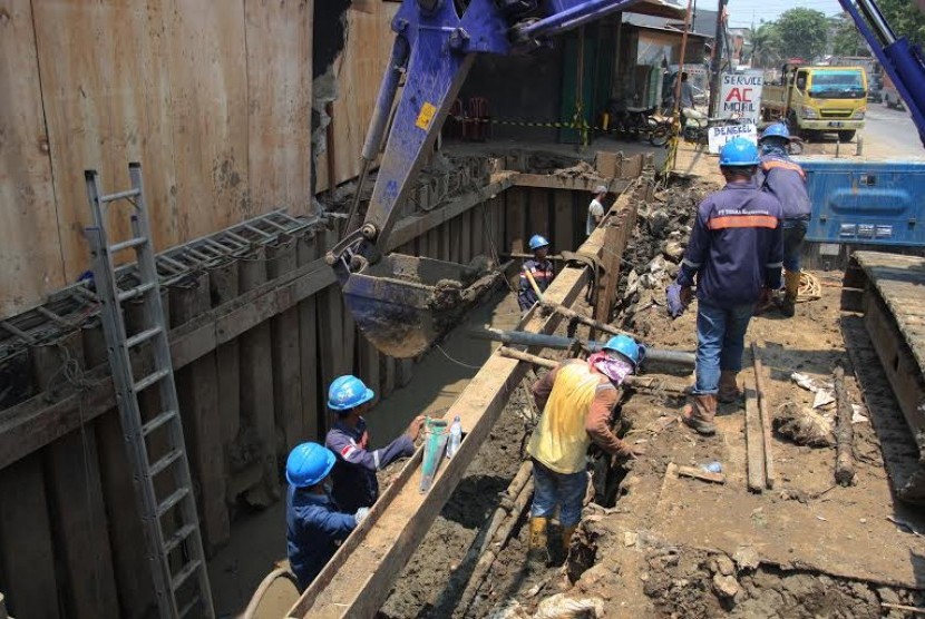 Pekerja memasang pipa distribusi gas milik Perusahaan Gas Negara (PGN) di Jalan Plumpang Semper, Jakarta Utara, Rabu (30/9)