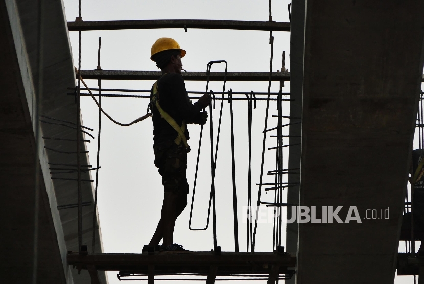 Pekerja memasang rangka konstruksi di ruas pembangunan fly over di sepanjang Kalimalang, Jakarta, Jum’at (9/9). (Republika / Darmawan)