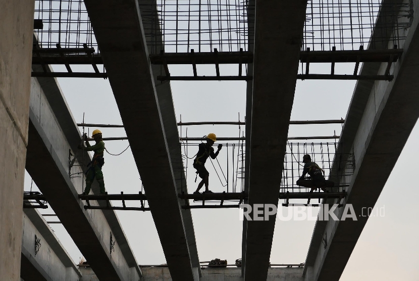 Pekerja memasang rangka konstruksi di ruas pembangunan fly over di sepanjang Kalimalang, Jakarta, Jum’at (9/9). (Republika / Darmawan)