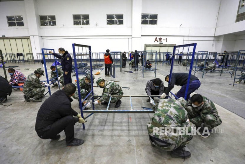 Pasien HIV di China Berisiko Kehabisan Obat AIDS. Pekerja memasang tempat tidur di sebuah gedung convention center yang disulap menjadi rumah sakit sementara di Wuhan, Hubei China.