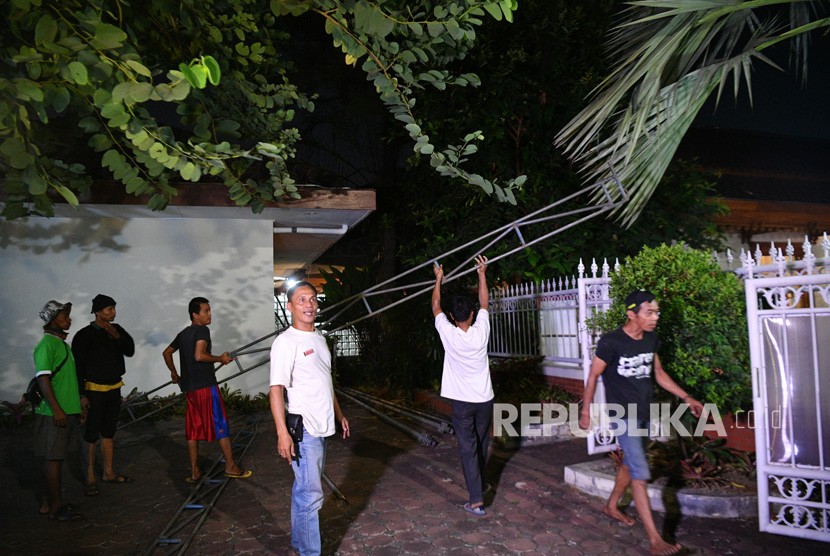 Pekerja memasang tenda jelang kedatangan jenazah Presiden ke-3 RI BJ Habibie di Patra Kuningan, Jakarta, Rabu (11/9/2019).