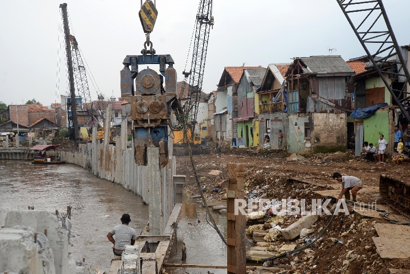 Pekerja memasang tiang pancang untuk turab Sungai Ciliwung di kawasan Kampung Pulo, Jakarta, Selasa (12/1).    (Republika/Yasin Habibi)