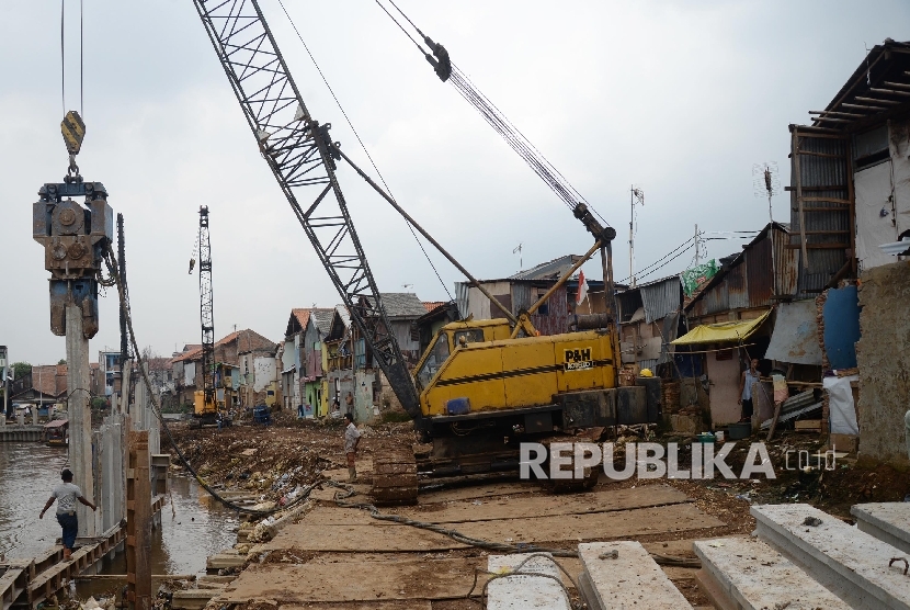 Pekerja memasang tiang pancang untuk turab Sungai Ciliwung di kawasan Kampung Pulo, Jakarta, Selasa (12/1).    (Republika/Yasin Habibi)