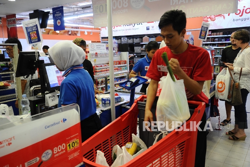 Pekerja memasukan barang belanjaan ke kantong plastik di salah satu pusat perbelanjaan di Jakarta. (ilustrasi)