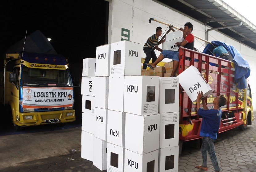 Pekerja memasukkan logistik Pemilu ke truk sebelum didistribusikan di gudang logistik KPU Jember, Jawa Timur, Selasa (9/4/2019). 