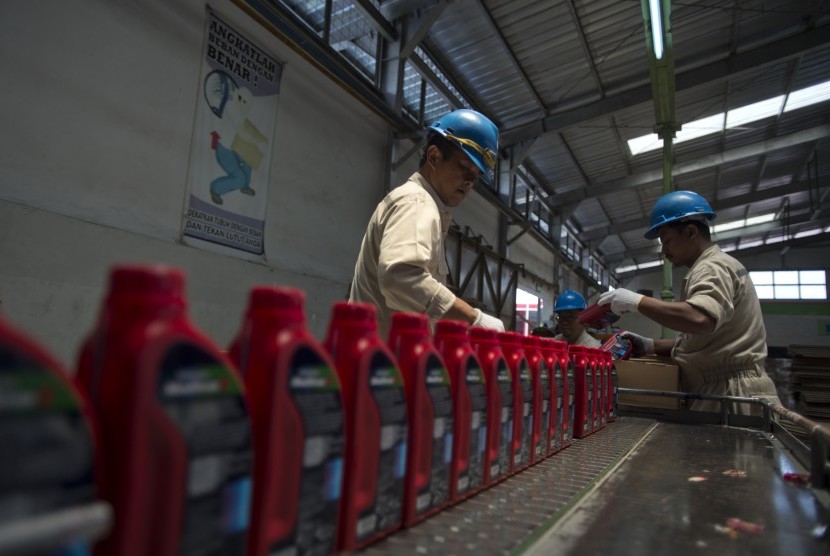 Pekerja memasukkan pelumas dalam kemasan di Production Unit Cilacap PT Pertamina Lubricants, Cilacap, Jawa Tengah, Senin (6/11).