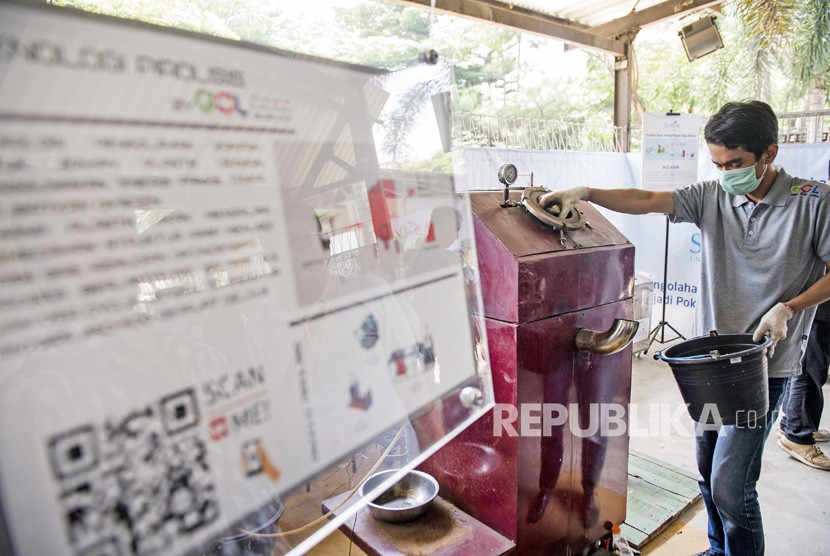 Pekerja memasukkan sampah plastik dari olahan popok bekas pakai kedalam mesin pyrolysis di Guna Olah Limbah (GOL) Lab, Kota Baru Parahyangan, Padalarang, Kabupaten Bandung Barat, Jawa Barat, Kamis (15/1/2020). 