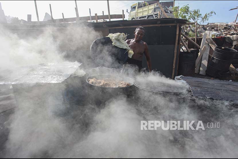 Pekerja membakar batok kelapa untuk dijadikan arang di Jakarta, Jumat (20/4). Pedagang arang berbahan batok kelapa tersebut biasa menjual arangnya seharga Rp5.000-Rp6.000 per karungnya. 