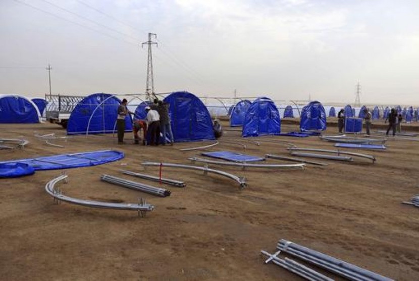Pekerja membangun kamp pengungsi bagi warga Irak di Khazer, Rabu, 19 Oktober 2016. Lebih dari 25 ribu tentara digerakkan untuk merebut Mosul dari ISIS.