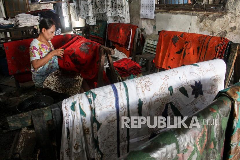Pekerja membatik kain (ilustrasi). Pemerintah menyebut, industri batik memperkuat identitas bangsa.
