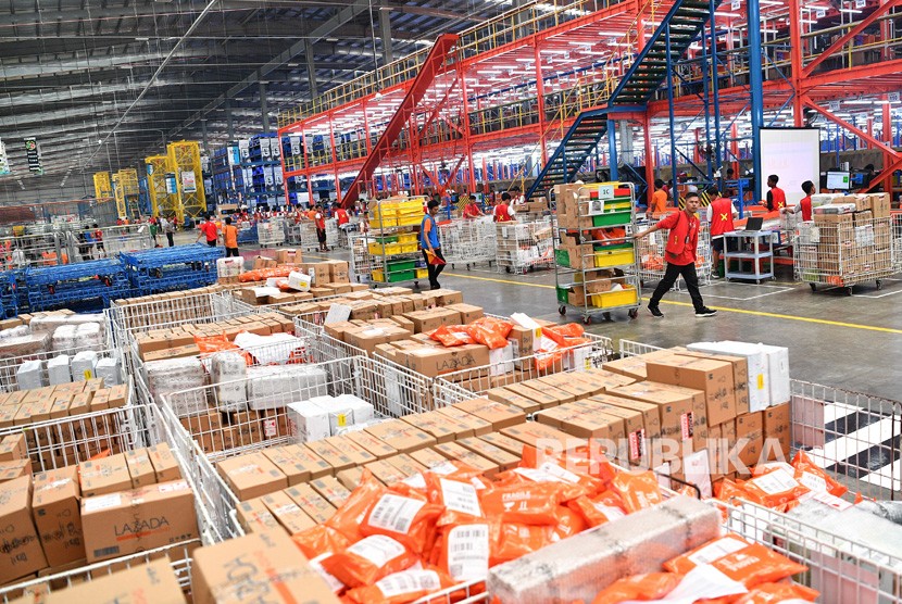 Pekerja membawa barang pesanan konsumen saat Hari Belanja Online Nasional (Harbolnas). ilustrasi