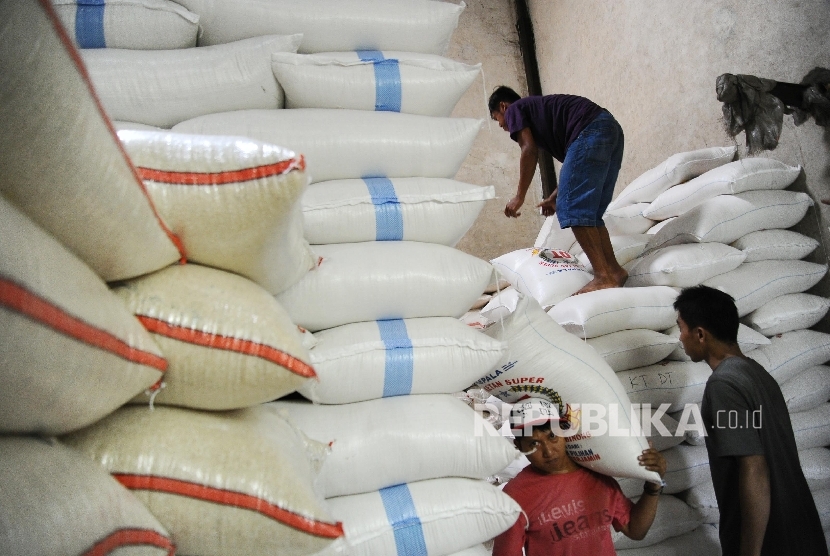  Pekerja membawa beras karungan di salah satu gudang, Jakarta, Senin (11/4).   (Republika/Tahta Aidilla)