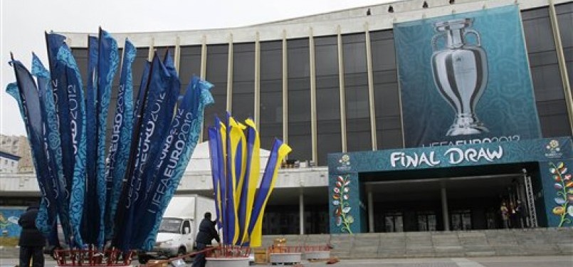 Pekerja membenahi umbul-umbul di depan Palace of Arts, Kiev, Ukraina, Kamis (1/12). Pengundian Euro 2012 akan digelar pada Jumat (2/12). 