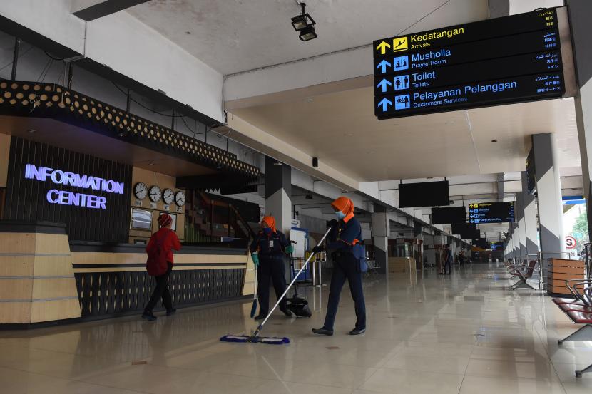 Pekerja membersihkan area Bandara Halim Perdanakusuma di Jakarta, Kamis (1/9/2022). Bandara Halim Perdanakusuma telah selesai direvitalisasi dan kembali melayani penerbangan komersil mulai 1 September 2022. 