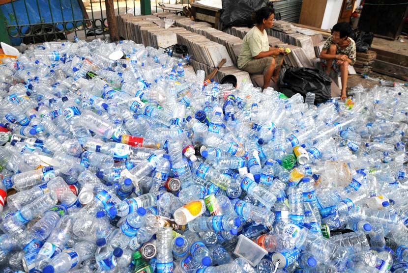 Pekerja membersihkan botol plastik bekas di penampungan botol bekas, Jakarta, Selasa (6/5).