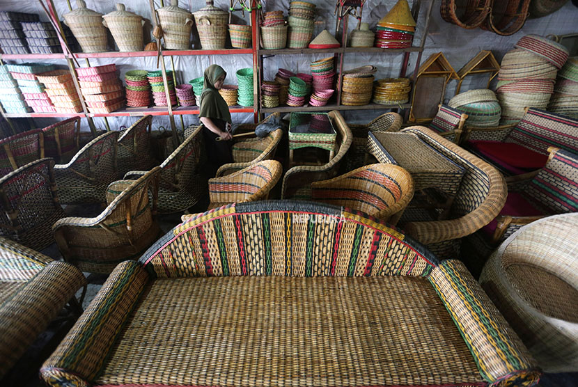 Pekerja membersihkan dan menata berbagai jenis mebel terbuat dari rotan di Karya Trieng Lampeuneruet, Aceh Besar, Aceh, Selasa (22/5).