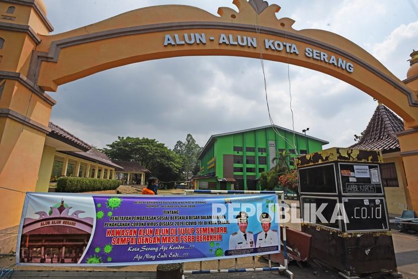 Pekerja membersihkan halaman Gelanggang Olah Raga (GOR) Maulana Yusuf yang ditutup terkait pemberlakuan Pembatasan Sosial Berskala Besar (PSBB) di Alun-alun Serang, Banten, Selasa (15/9/2020). Ilustrasi