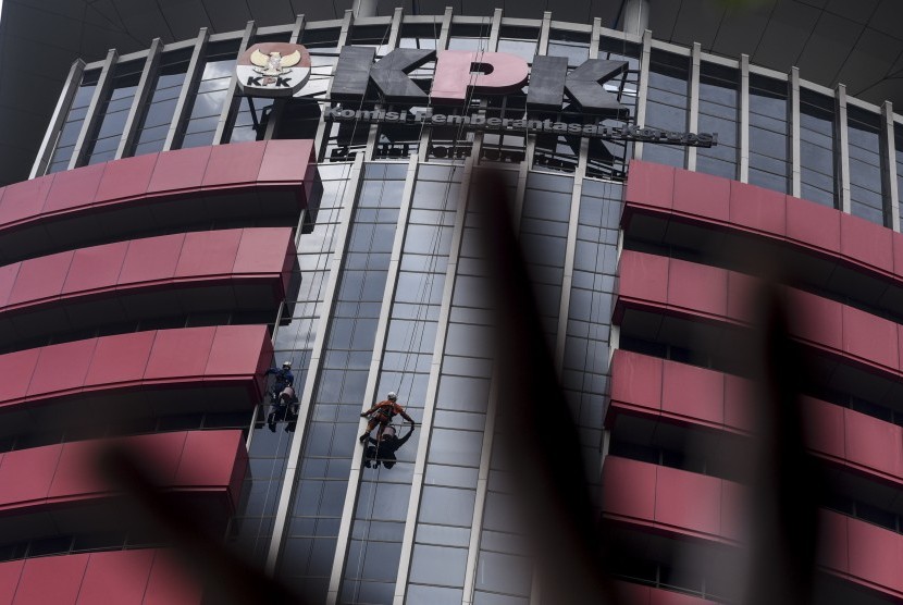 Pekerja membersihkan kaca Gedung Merah Putih KPK, Jakarta, Senin (5/8).