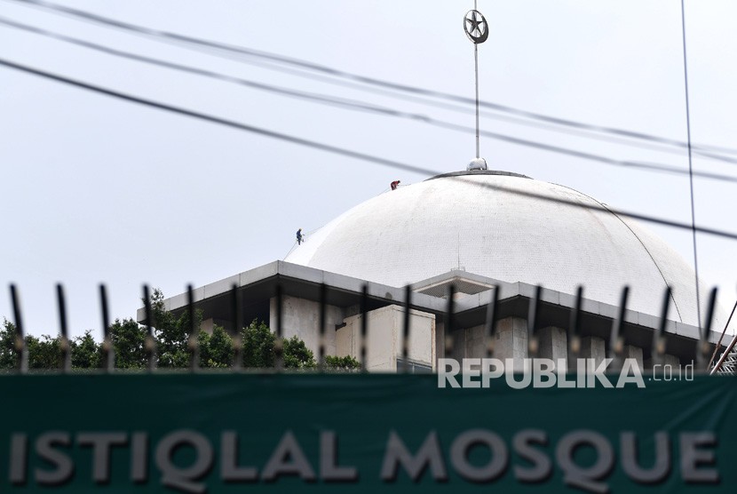Regenerasi Imam Muda, Istiqlal Konsisten Selektif. Foto: Pekerja membersihkan kubah Masjid Istiqlal di Jakarta Pusat, Sabtu (18/1/2020).