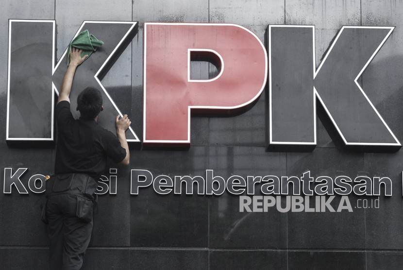 Logo Komisi Pemberantasan Korupsi di gedung KPK, Jakarta Selatan, Senin (5/2). 