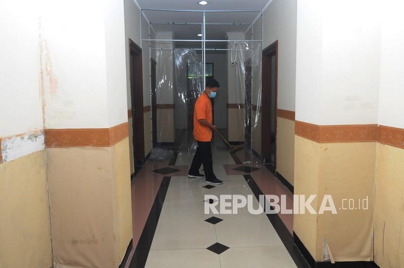Pekerja membersihkan lorong gedung tempat karantina untuk pasien COVID-19 tanpa gejala di Asrama Haji Donohudan, Ngemplak, Boyolali, Jawa Tengah. 