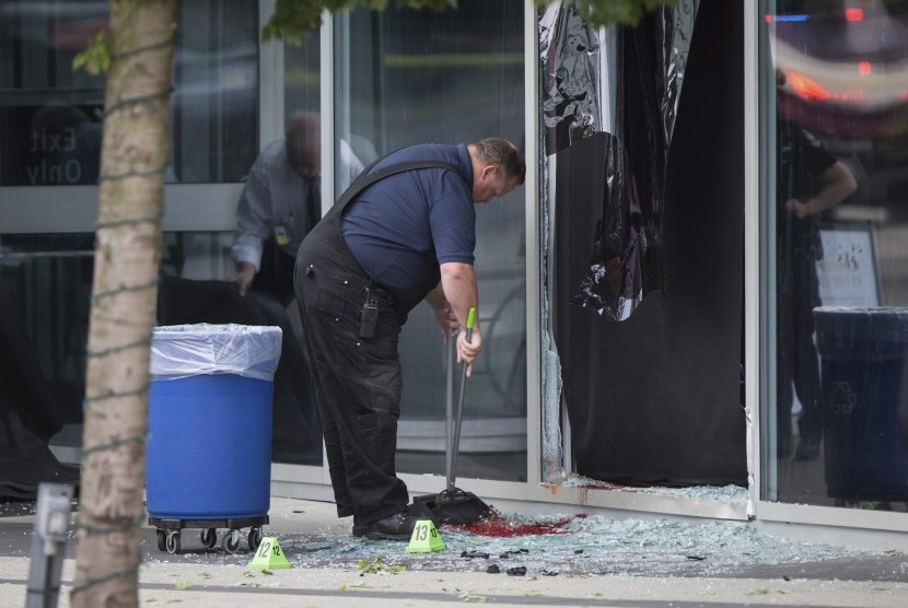 Pekerja membersihkan noda darah akibat stuntwoman untuk film Deadpool 2 yang mengalami kecelakaan menerobos kaca dan tewas, (14/8), di Vancouver, Kanada.