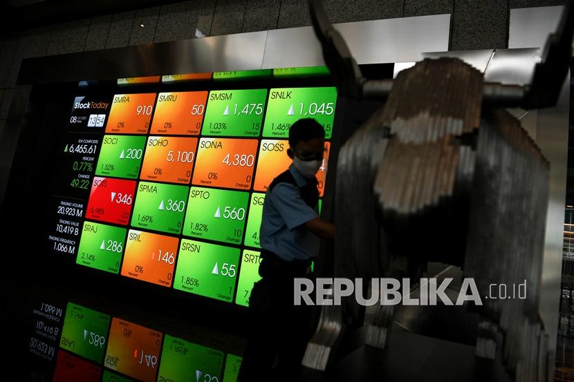 Pekerja membersihkan patung Banteng Wulung di dekat layar yang menampilkan pergerakan saham di Bursa Efek Indonesia, Jakarta (ilustrasi). Indeks Harga Saham Gabungan (IHSG) dibuka di zona hijau pada perdagangan hari ini, Kamis (14/10). 