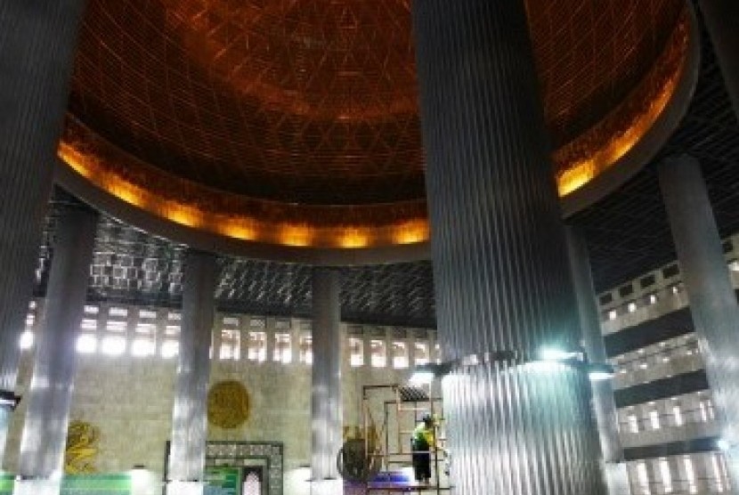 Pekerja membersihkan pilar-pilar yang terdapat di dalam Masjid Istiqlal, Jakarta Pusat, Rabu (27/7). Menyambut Bulan Suci Ramadhan, Masjid Istiqlal akan dibersihkan secara menyeluruh. Di bulan Ramadhan, masjid ini diserbu warga Jakarta dan sekitarnya untuk