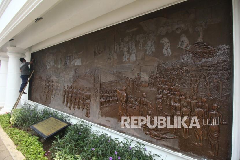 Pekerja membersihkan reliaf dinding di Tugu Pahlawan, Surabaya, Jawa Timur, beberapa waktu lalu.