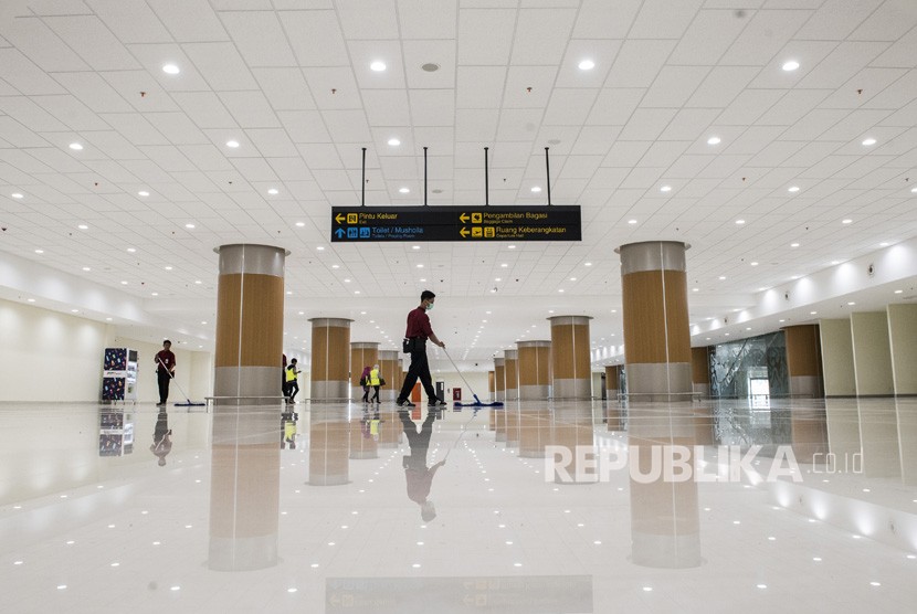 Pekerja membersihkan ruang pengambilan bagasi di Bandara Internasional Jawa Barat (BIJB) Kertajati, Majalengka, Jawa Barat, Kamis (24/5). (Antara/M Agung Rajasa)