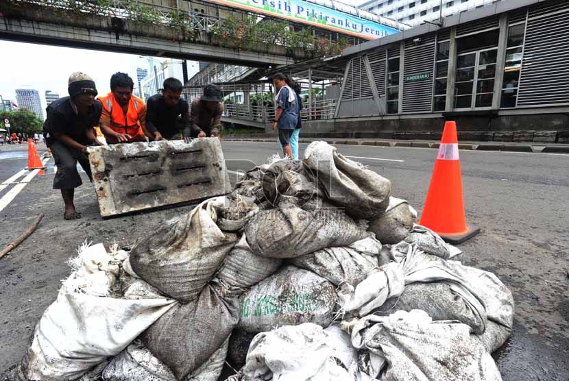 Antisipasi Banjir, Saluran AIr Jalan Thamrin Dibersihkan ...