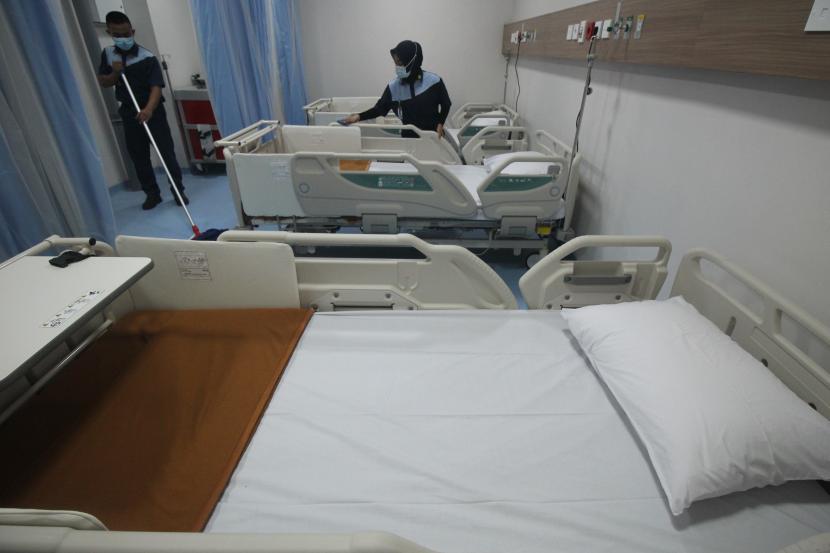 Pekerja membersihkan tempat tidur pasien di Rumah Sakit Siloam Cito, di Surabaya, Jawa Timur, Sabtu (20/2/2021). Rumah sakit darurat yang dipersiapkan untuk menangani pasien-pasien COVID-19 tersebut memiliki kapasitas 105 tempat tidur pasien dan 15 tempat tidur ICU.