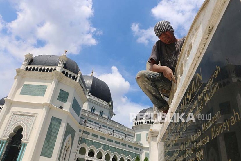 Pekerja membersihkan tugu prasasti Masjid Raya Al Mashun untuk dicat kembali, di Medan, Sumatera Utara, Sabtu (13/5). Perawatan Masjid Raya Al Mashun tersebut selain untuk memperindah masjid juga untuk menyambut bulan Ramadan.