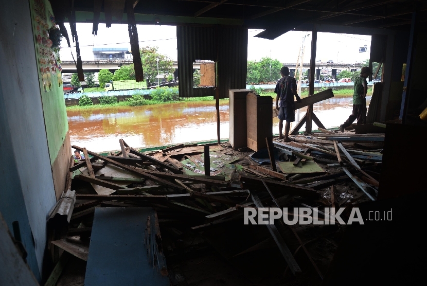 Pekerja membongkar bangunan salah satu cafe di Kalijodo, Jakarta, Jumat (26/2).