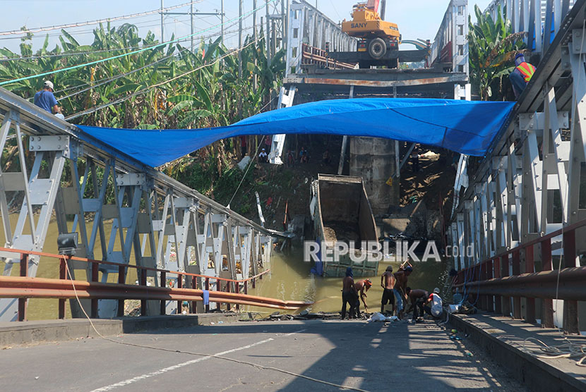 Pekerja membongkar Jembatan Widang yang ambrol di Kecamatan Widang, Tuban, Jawa Timur, Jumat (20/4).