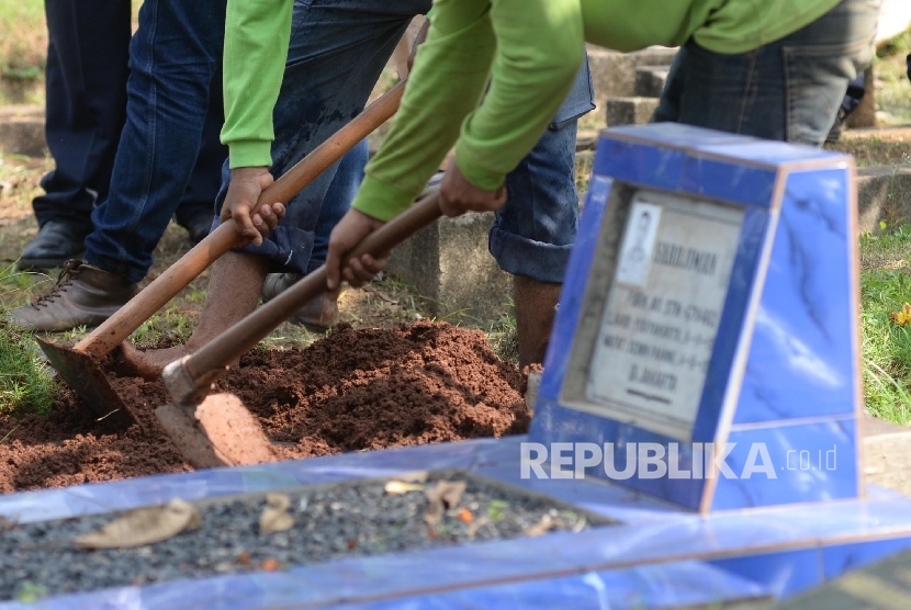 Pekerja membongkar makam fiktif di Tempat Pemakaman Umum (TPU) Menteng Pulo, Jakarta Selatan, Kamis (28/7).  (Republika/ Yasin Habibi)