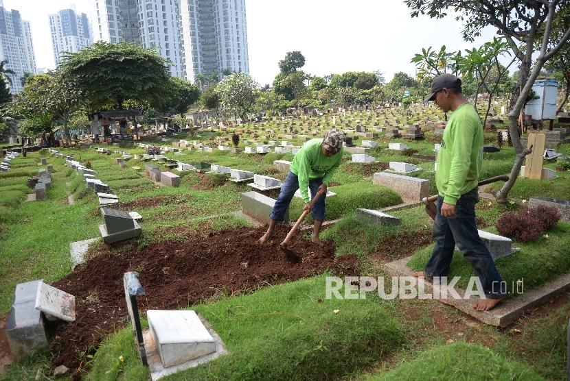 Pekerja membongkar makam fiktif di Tempat Pemakaman Umum (TPU) Menteng Pulo, Jakarta Selatan, Kamis (28/7).  (Republika/ Yasin Habibi)