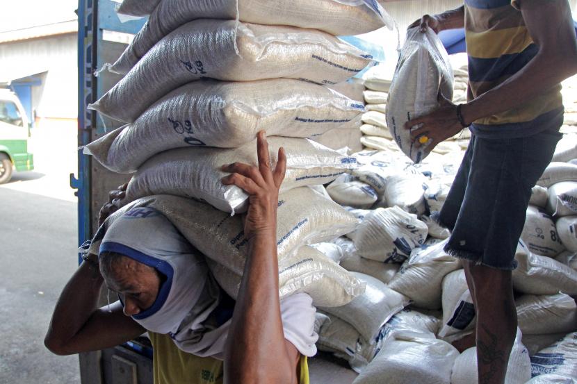 Pekerja membongkar muat beras di Indramayu, Jawa Barat, Senin (19/7/2021). Pascalebaran, harga beras di tingkat pedagang di Kabupaten Indramayu, Jawa Barat, tak kunjung turun.
