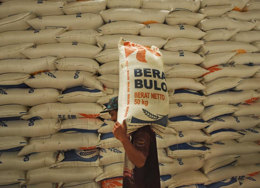 Pekerja membongkar muat beras di gudang Bulog Divre Banten di Serang, Provinsi Banten, Rabu (29/12/2021. 